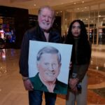 Artista de Maldonado obsequia retrato a Arturo Puig